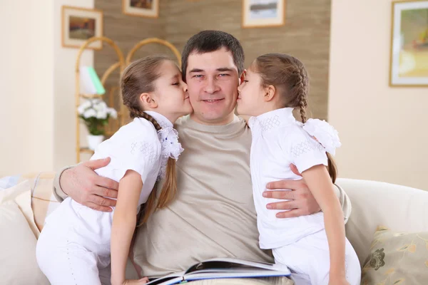 Отец со своими дочерьми дома — стоковое фото