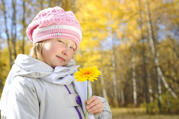 一朵黄色的花的小女孩 — 图库照片