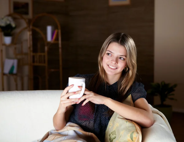年轻的姑娘在家里喝茶 — 图库照片