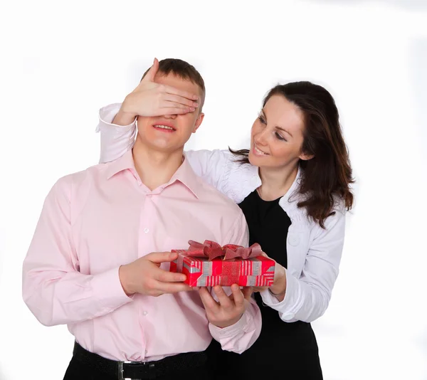 Ungt par med en present — Stockfoto