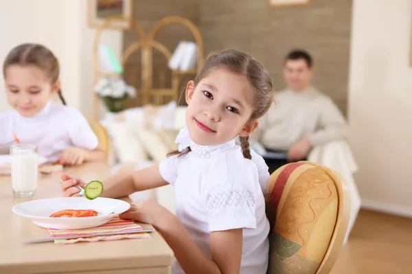 Una bambina a casa a mangiare — Foto Stock