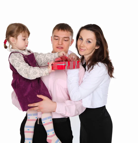 Família jovem com um presente — Fotografia de Stock