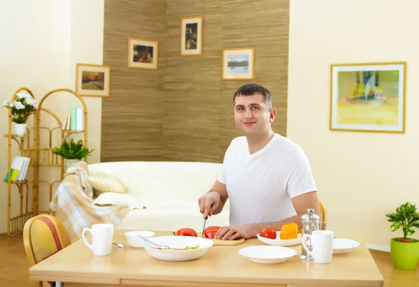 Adam evde pişirme — Stok fotoğraf
