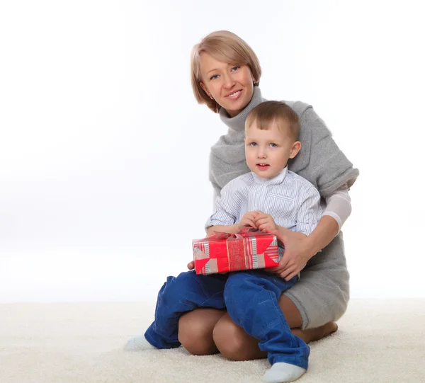 Mãe e filho segurando um presente — Fotografia de Stock