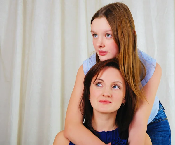 Una joven hija adolescente con una madre —  Fotos de Stock