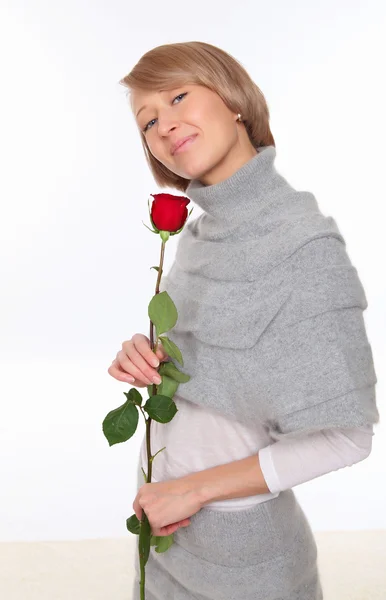 Una joven y bonita mujer con una rosa roja — Foto de Stock