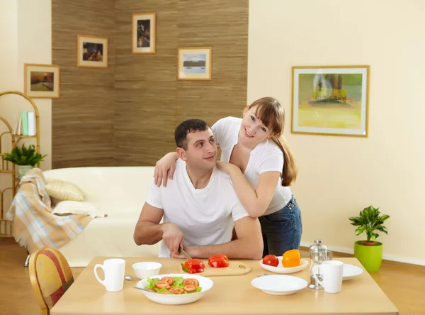 Mann und Frau zu Hause in der Küche — Stockfoto