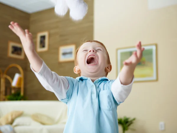 Glada leende och skrattande pojke hemma — Stockfoto