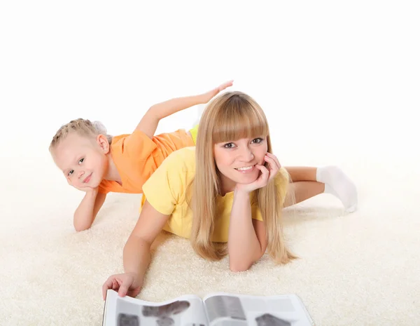 Junge Mutter liest seiner Tochter ein Buch vor — Stockfoto