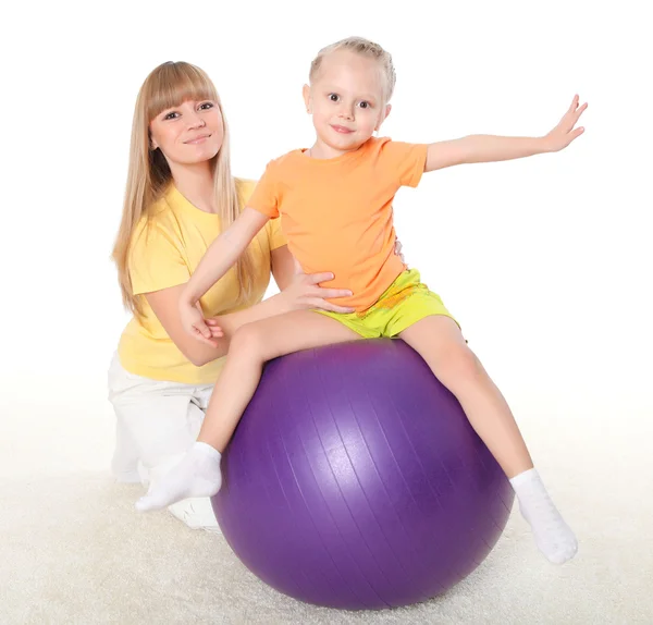 Moeder en kleine dochter sport samen doen — Stockfoto