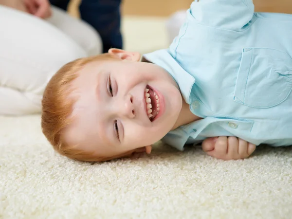 Šťastný úsměv a smích chlapec doma — Stock fotografie