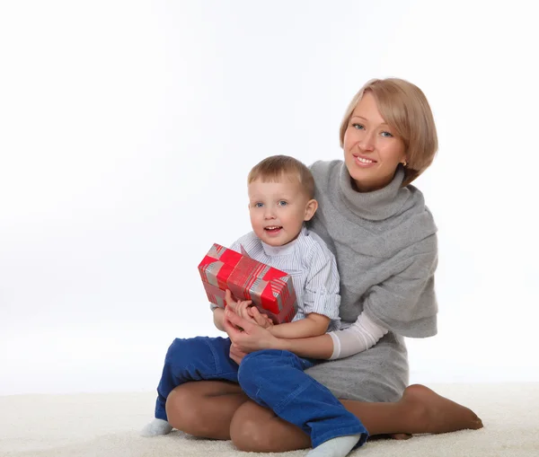 Мати і син тримають подарунок — стокове фото