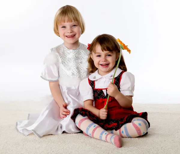 Dvě malé holčičky na podlaze — Stock fotografie