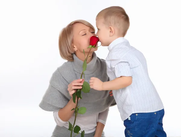 母亲和儿子拿着红色的玫瑰 — 图库照片