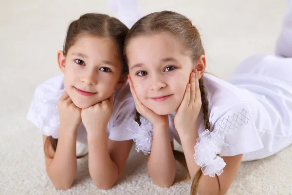 Twin sisters together at home — Stock Photo, Image