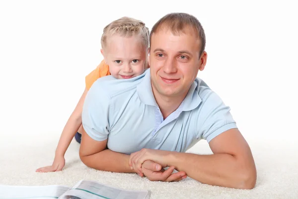 Jonge vader een boek lezen aan zijn dochter — Stockfoto