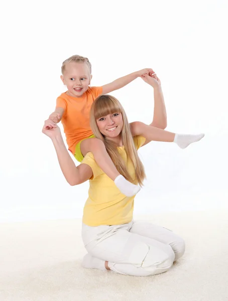 Mother and little daughter doing sport together — Stock Photo, Image