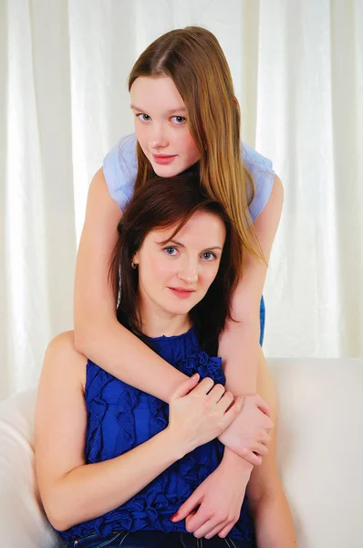 A young teenage daughter with a mother — Stock Photo, Image