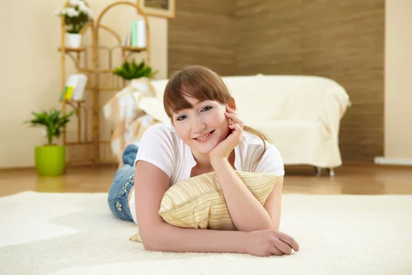 Young woman relaxing at home on the floor — Stock Photo, Image