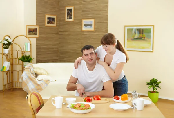 Marido y esposa en casa en la cocina — Foto de Stock