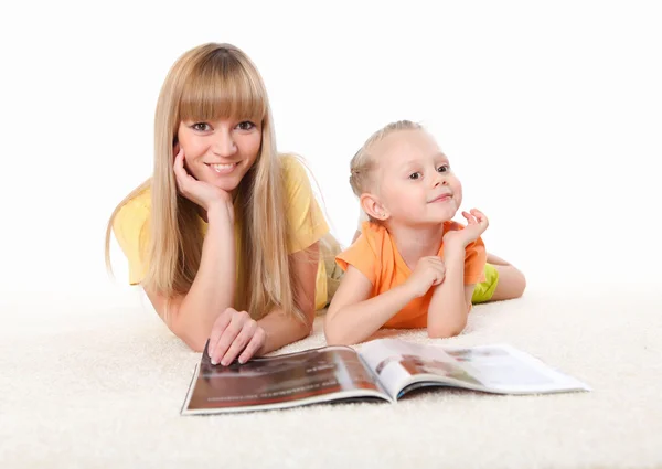 Junge Mutter liest seiner Tochter ein Buch vor Stockfoto