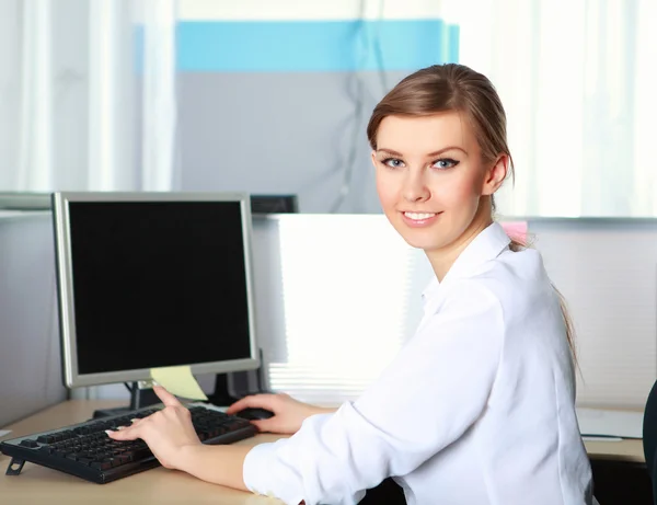 Ofiste genç iş kadını — Stok fotoğraf