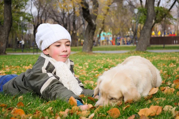 Niño jugando en el parque de otoño — Foto de Stock