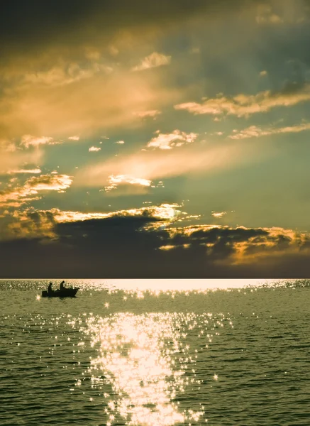 Matahari terbenam di atas laut. — Stok Foto