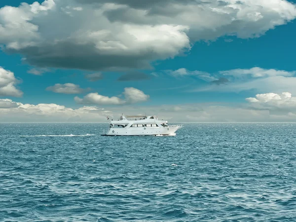 Capac de mare cu barca si nori frumosi . — Fotografie, imagine de stoc