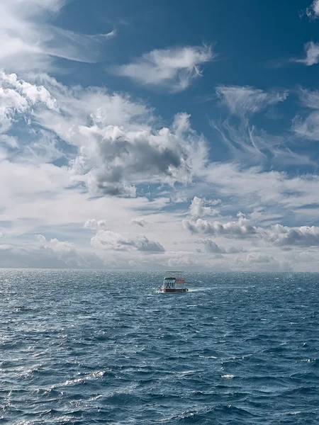 Seascape med båt — Stockfoto