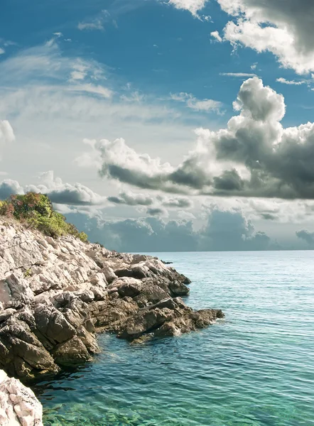 Costa rochosa Mar Adriático na Croácia — Fotografia de Stock