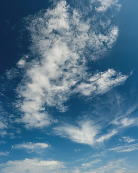 美丽云彩在蓝蓝的天空 — 图库照片