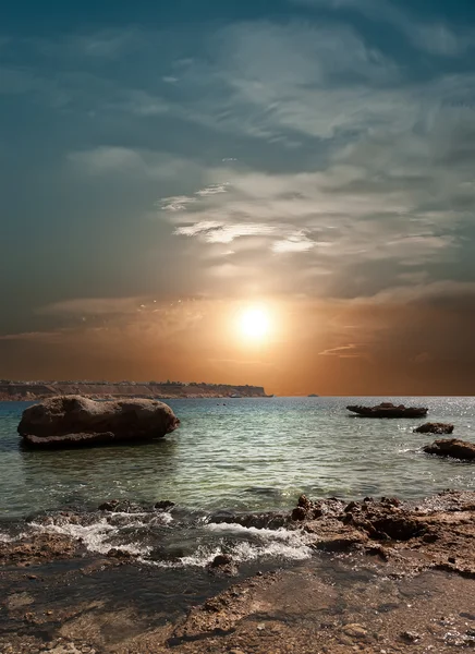 Ηλιοβασίλεμα πάνω από τη θάλασσα. — Φωτογραφία Αρχείου