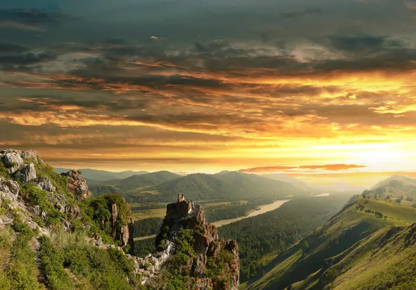 Pôr do sol nas montanhas Altai — Fotografia de Stock