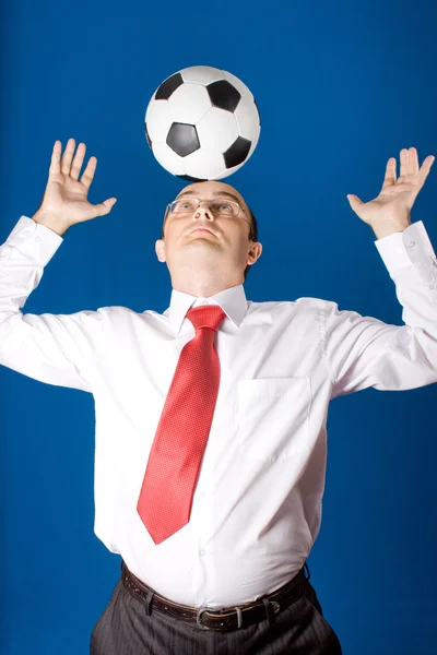 Futbol topu (futbol ile iş) — Stok fotoğraf