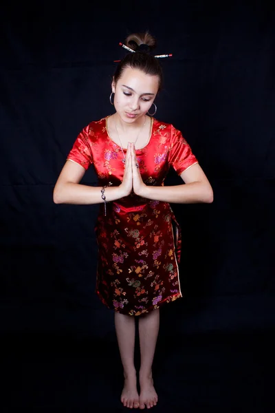 Jonge vrouw in het rood. Chinese stijl. — Stockfoto