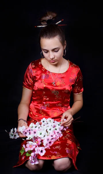Jonge vrouw in het rood. Chinese stijl. — Stockfoto
