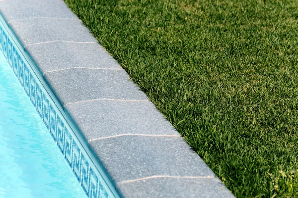 Gränsen mellan pool och en gräsmatta — Stockfoto