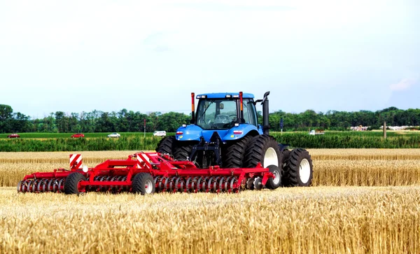Tractor in field — Stock Photo, Image
