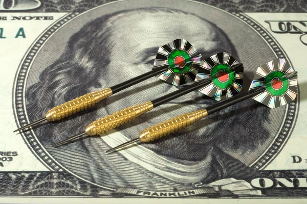 Dollar and darts — Stock Photo, Image