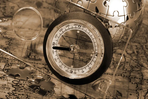 Kompass auf der alten Karte — Stockfoto