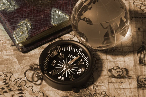 Kompas na staré mapě — Stock fotografie