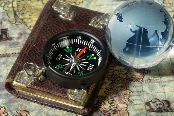 Kompass på den gamla kartan Stockfoto