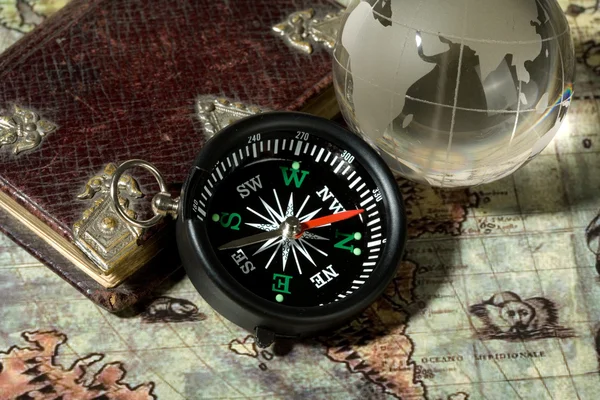 Kompass auf der alten Karte — Stockfoto
