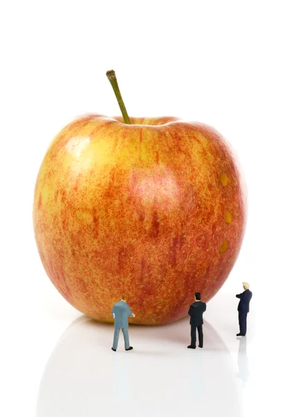 Equipe de negócios com uma maçã — Fotografia de Stock