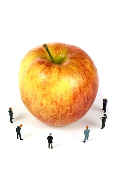 Geschäftsteam mit einem Apfel — Stockfoto