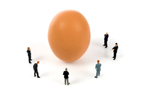 Equipe de negócios com um ovo — Fotografia de Stock