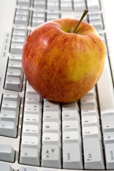 Κόκκινο μήλο στο πληκτρολόγιο — Φωτογραφία Αρχείου