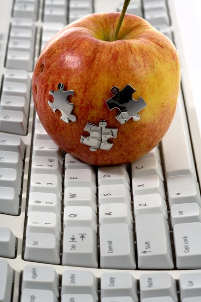 Κόκκινο μήλο στο πληκτρολόγιο — Φωτογραφία Αρχείου
