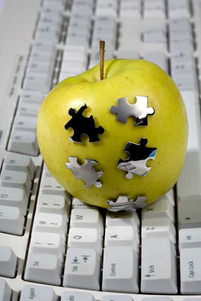 Красное яблоко на клавиатуре — стоковое фото